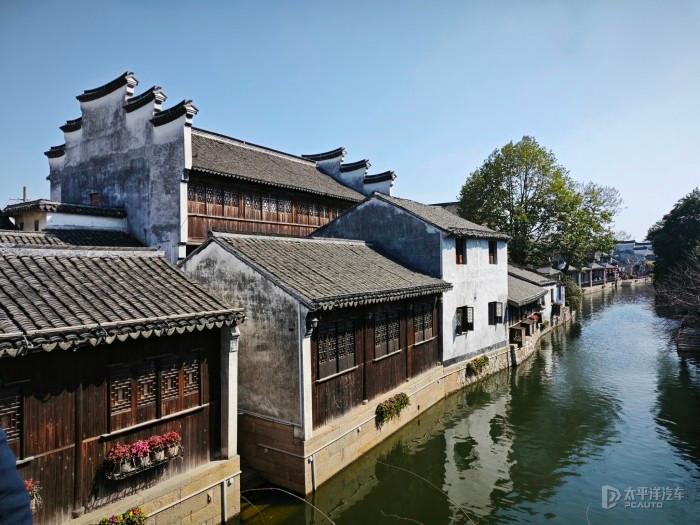 江西省政协委员带来景德镇御窑博物馆新IP“岁岁鸭”，“当年可能没烧成功，没进过宫”，观众：这只小“素”鸭有大“红”之相